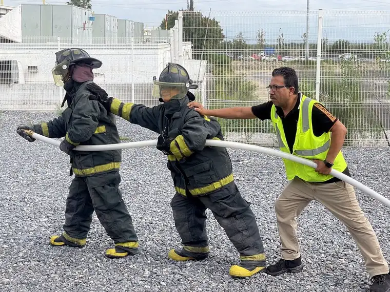 Práctica de combate de incendio con extintor