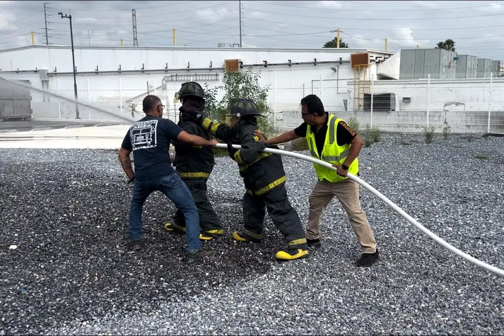 Instructores de HV Consulting guiando una práctica de combate de incendio